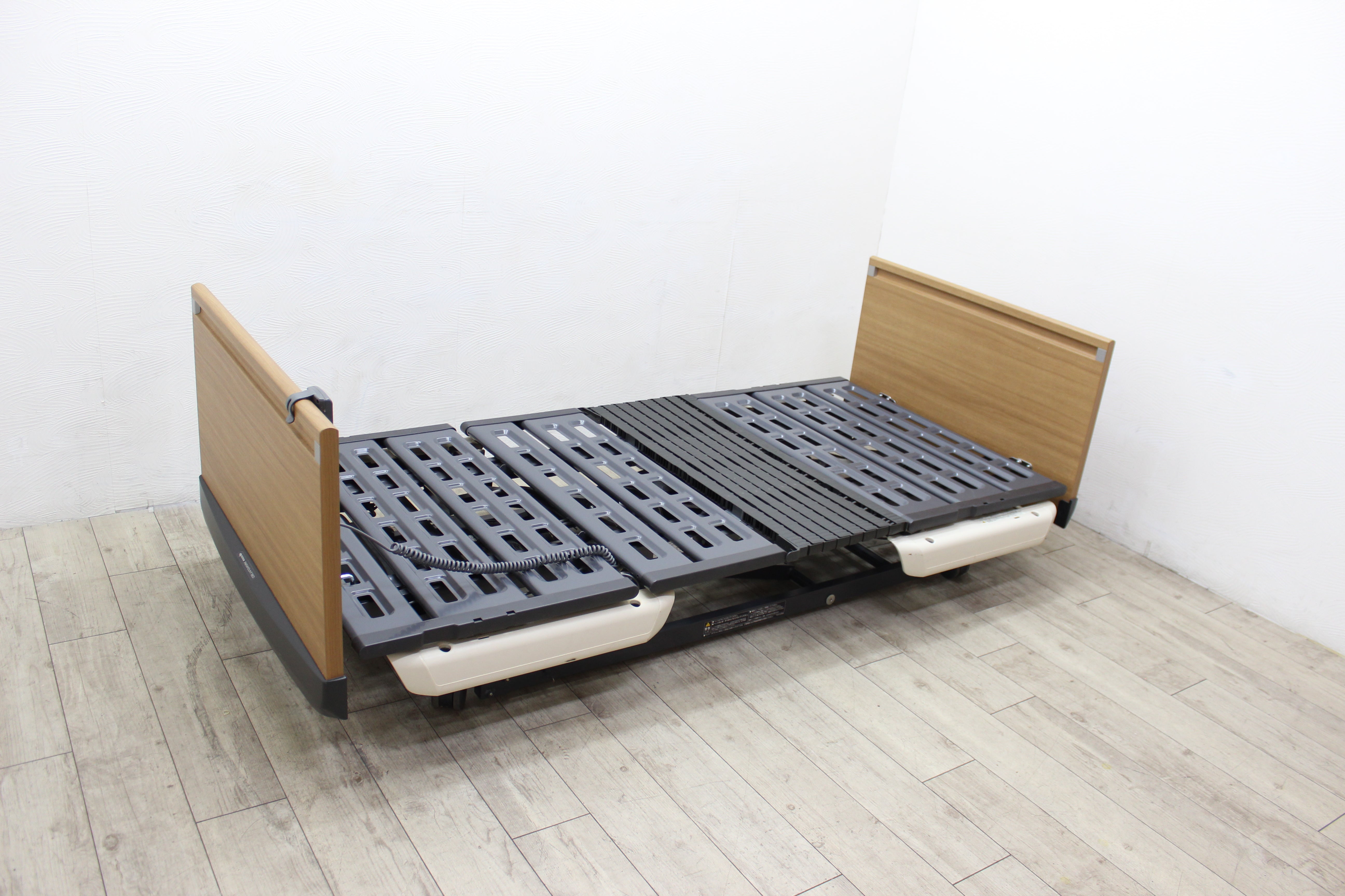 Mac Feez 中古 パラマウントベッド 楽匠Feez KQ-7833|3モーター|91cm幅・超低床15cm|現行モデル 電動介護ベッド – 介護ベッド.shop